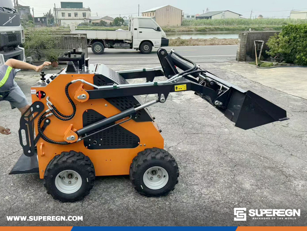 Taiwan - 1 Unit EVANGEL HQ-MH460 Skid Steer Loader